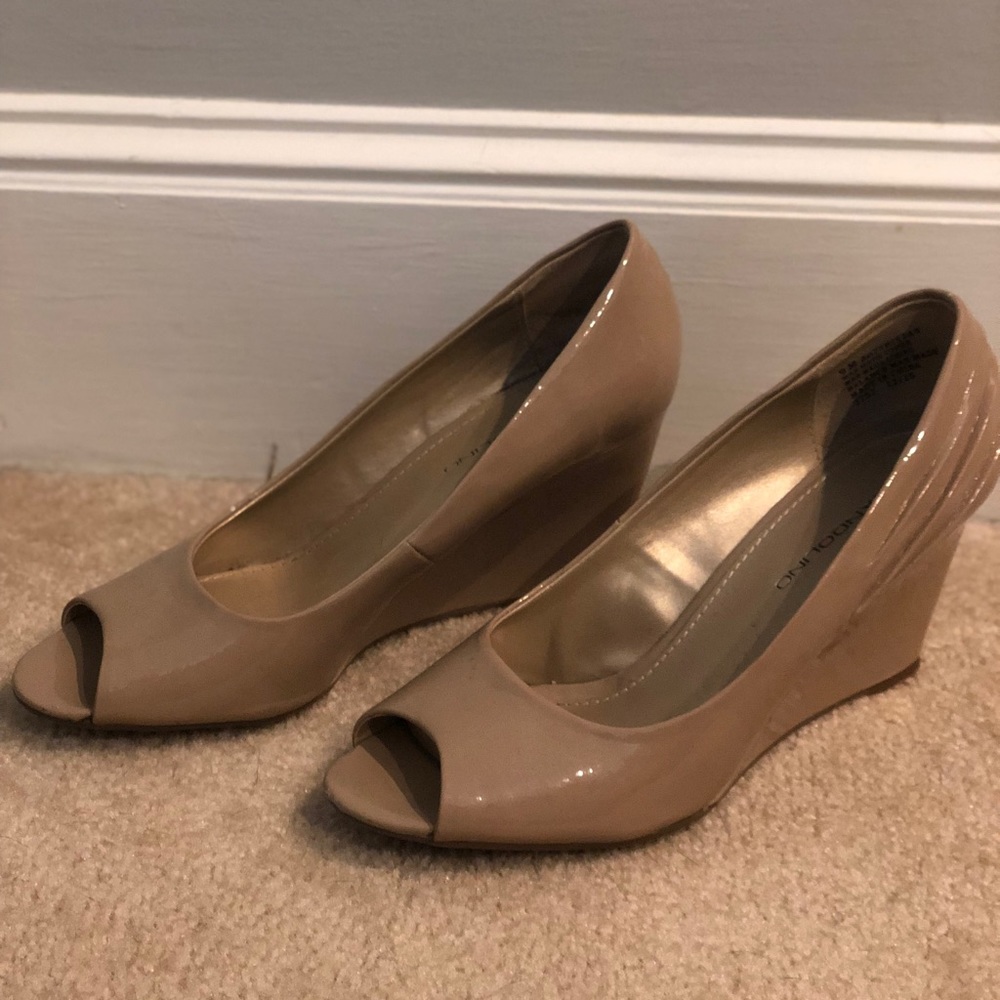 Nude wedges
